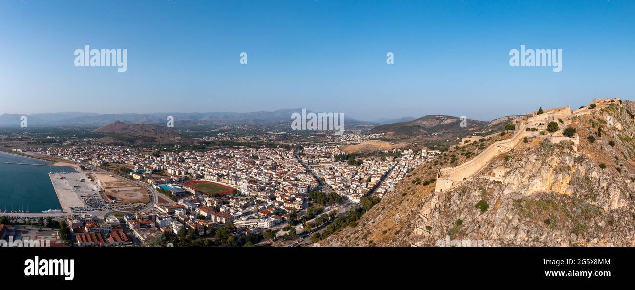 Grecia, città di Nafplio, panorama. Palamidi castello Nauplion punto di riferimento sulla città vecchia e il porto, vista aerea drone. Cielo blu e mare calmo sfondo. Foto Stock