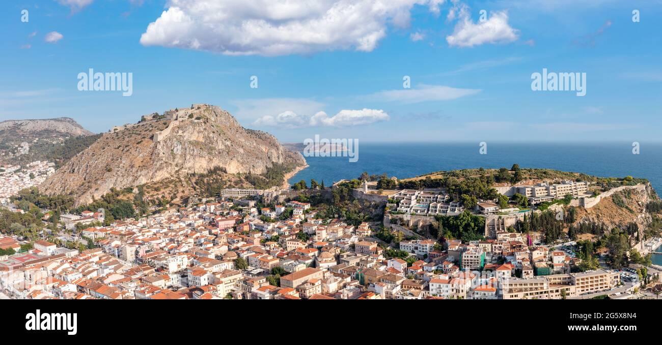 Grecia, Nauplion o Nafplio città, vista aerea drone. Città vecchia, castello di Palamidi in salita. Cielo blu con nuvole e calmo sfondo di mare. Foto Stock