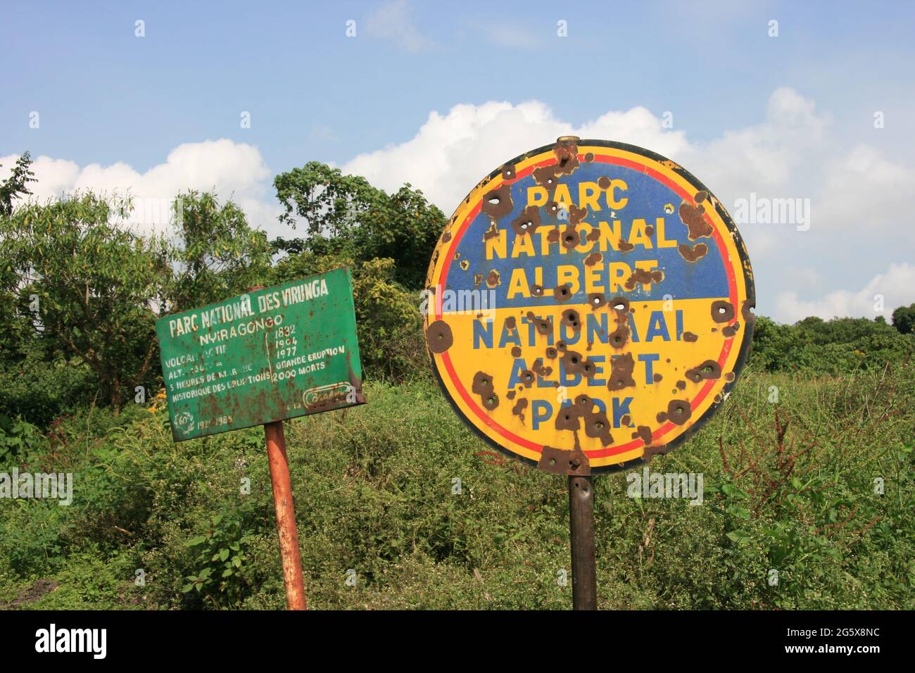 Cartello del Parco Nazionale Virunga (Parco Nazionale Albert) con buchi proiettili Repubblica Democratica del Congo Foto Stock