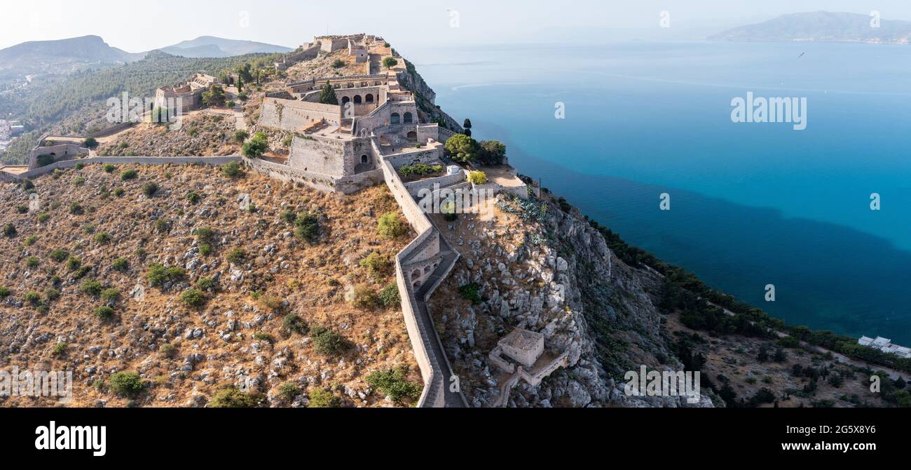 Grecia, città di Nafplio, castello di Palamidi, punto di riferimento di Nauplion su una ripida scogliera, sulla città vecchia, vista aerea droni. Cielo blu e mare calmo sfondo. Foto Stock