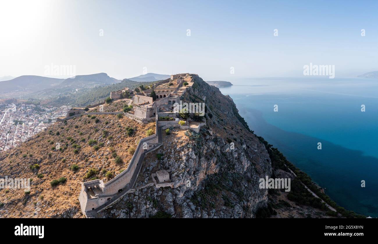 Grecia, città di Nafplio, castello di Palamidi, punto di riferimento di Nauplion su una ripida scogliera, sulla città vecchia, vista aerea droni. Cielo blu e mare calmo sfondo. Foto Stock