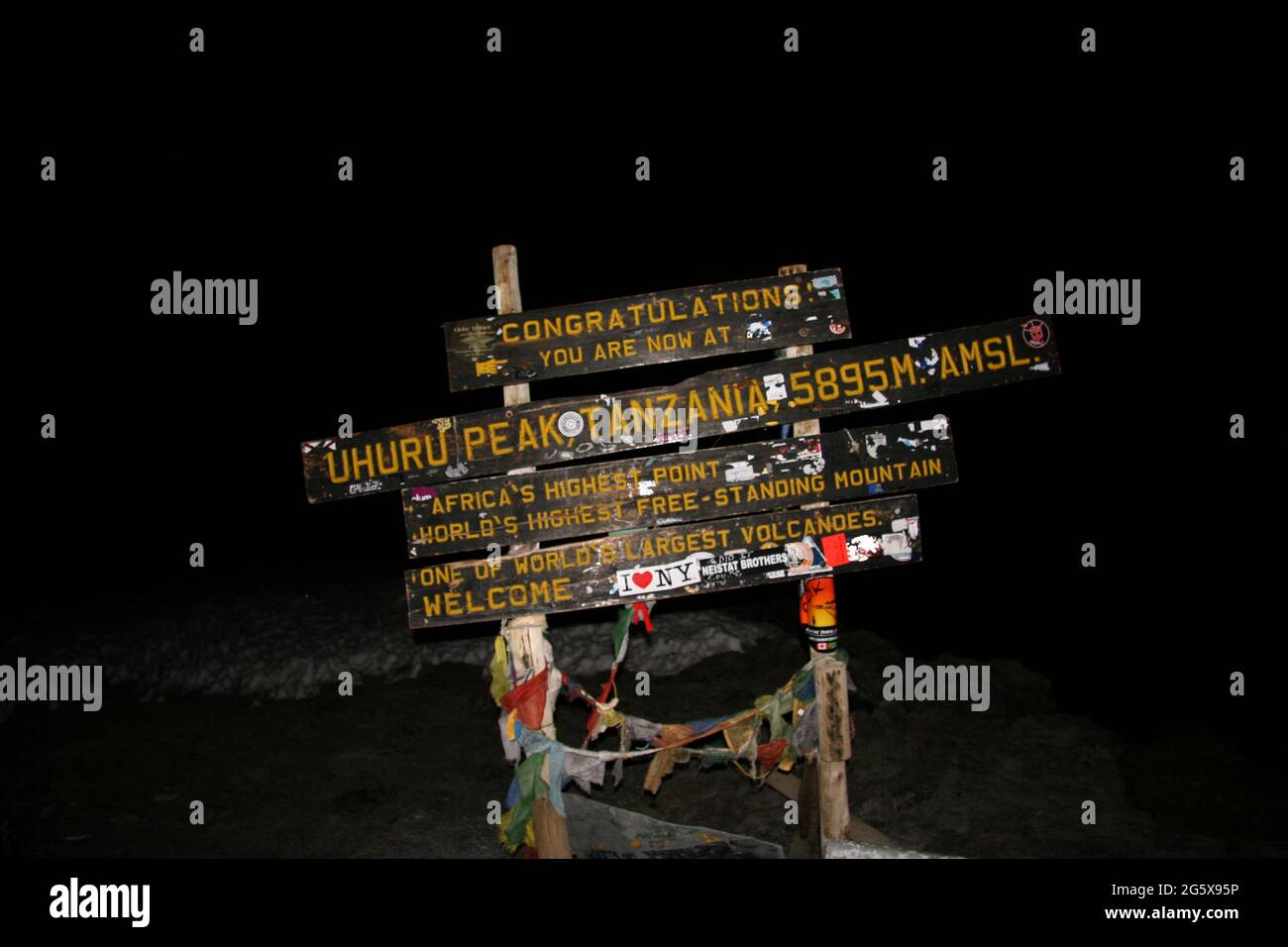 Uhuru picco segno sulla cima del Monte Kilimanjaro coperto di neve, Tanzania. Foto Stock