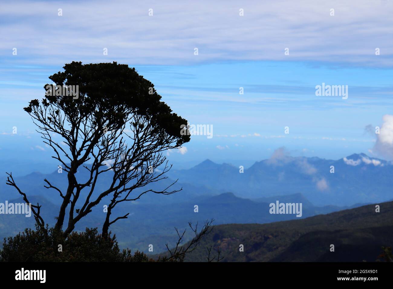 montagna e orizzonte si incontrano insieme Foto Stock