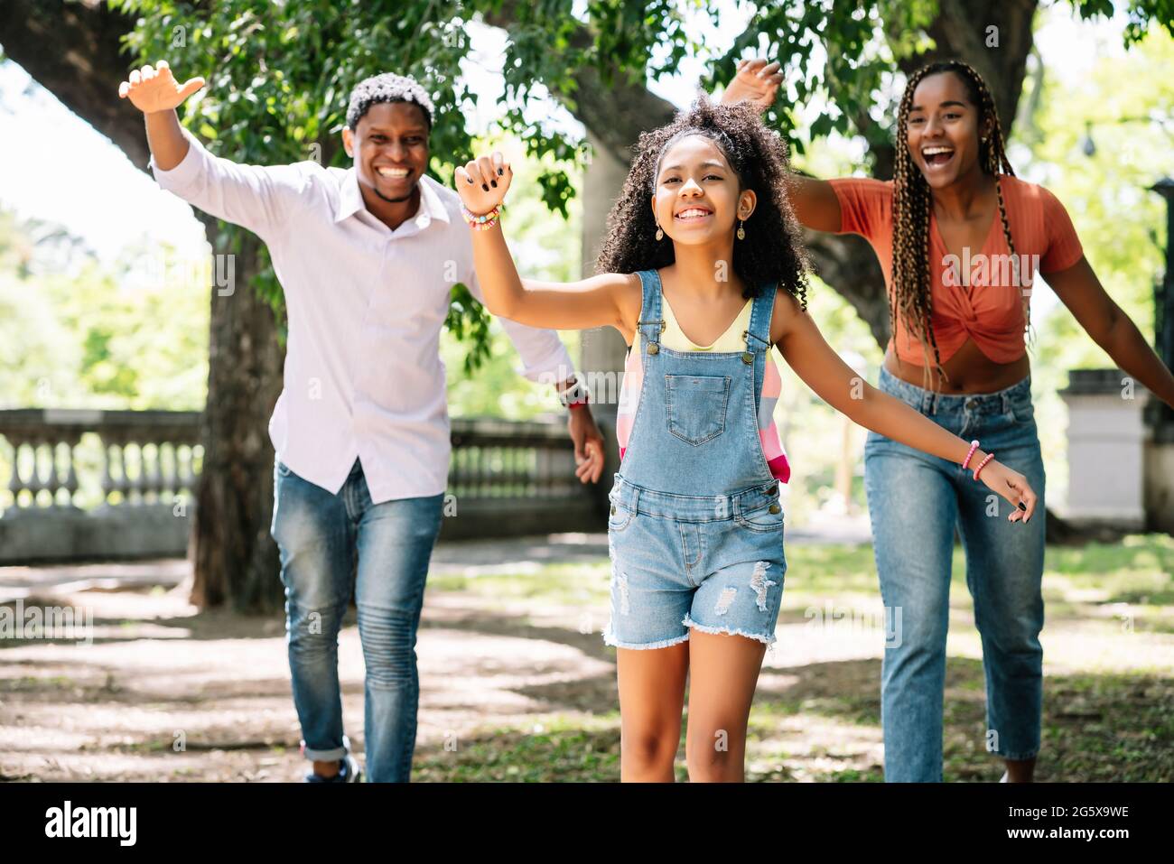 La famiglia si diverse insieme al parco. Foto Stock