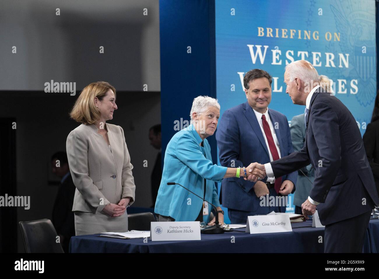 Washington, Stati Uniti. 30 giugno 2021. Il presidente Joe Biden saluta la White House National Climate Advisor Gina McCarthy all'arrivo a un evento sulla siccità, il calore e gli incendi negli Stati Uniti occidentali a Washington, DC, mercoledì 30 giugno 2021. Anche il governatore dell'Oregon Kate Brown e il governatore della California Gavin Newsom hanno parlato di incendi boschivi nei loro stati. Foto di Sarah Silbiger/UPI Credit: UPI/Alamy Live News Foto Stock