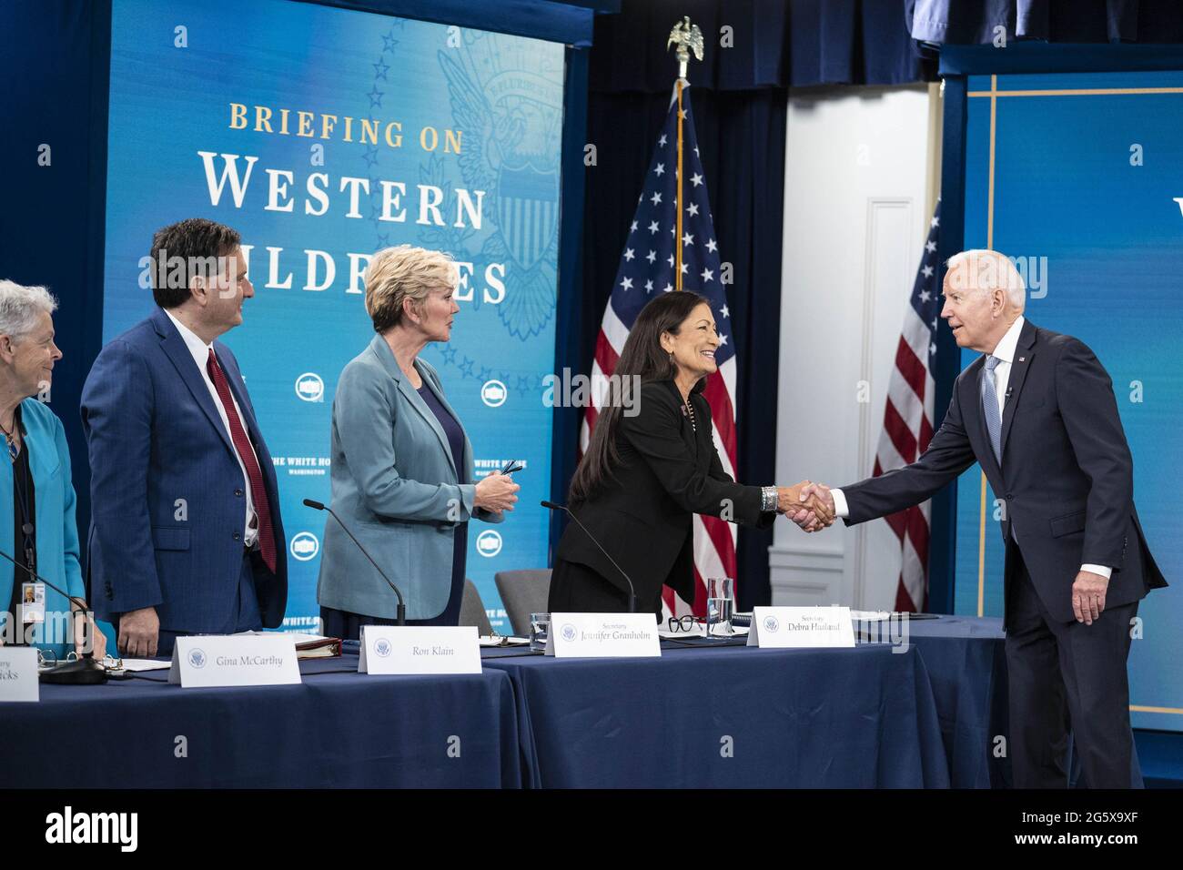 Washington, Stati Uniti. 30 giugno 2021. Il Presidente Joe Biden saluta il Segretario dell'interno Deb Haaland all'arrivo a un evento sulla siccità, il calore e gli incendi negli Stati Uniti occidentali a Washington, DC, mercoledì 30 giugno 2021. Anche il governatore dell'Oregon Kate Brown e il governatore della California Gavin Newsom hanno parlato di incendi boschivi nei loro stati. Foto di Sarah Silbiger/UPI Credit: UPI/Alamy Live News Foto Stock