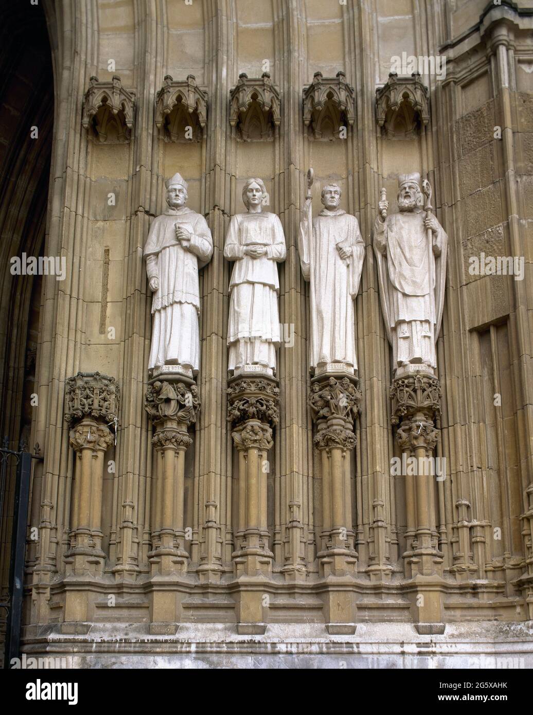 Spagna, Paesi Baschi, provincia di Alava, Vitoria-Gasteiz. Maria Inmaculada o la Cattedrale Nuova. Costruito tra il 1907 e il 1969 in stile neogotico da Francisco Javier de Luque (1871-1941) e Julián Apraiz Arias (1876-1962). Sculture all'inizio dell'archivolto della facciata. Da sinistra a destra: San Carlo Borromeo, Sant'Anastasia, San Bernardo e Sant'Ambrogio. Foto Stock
