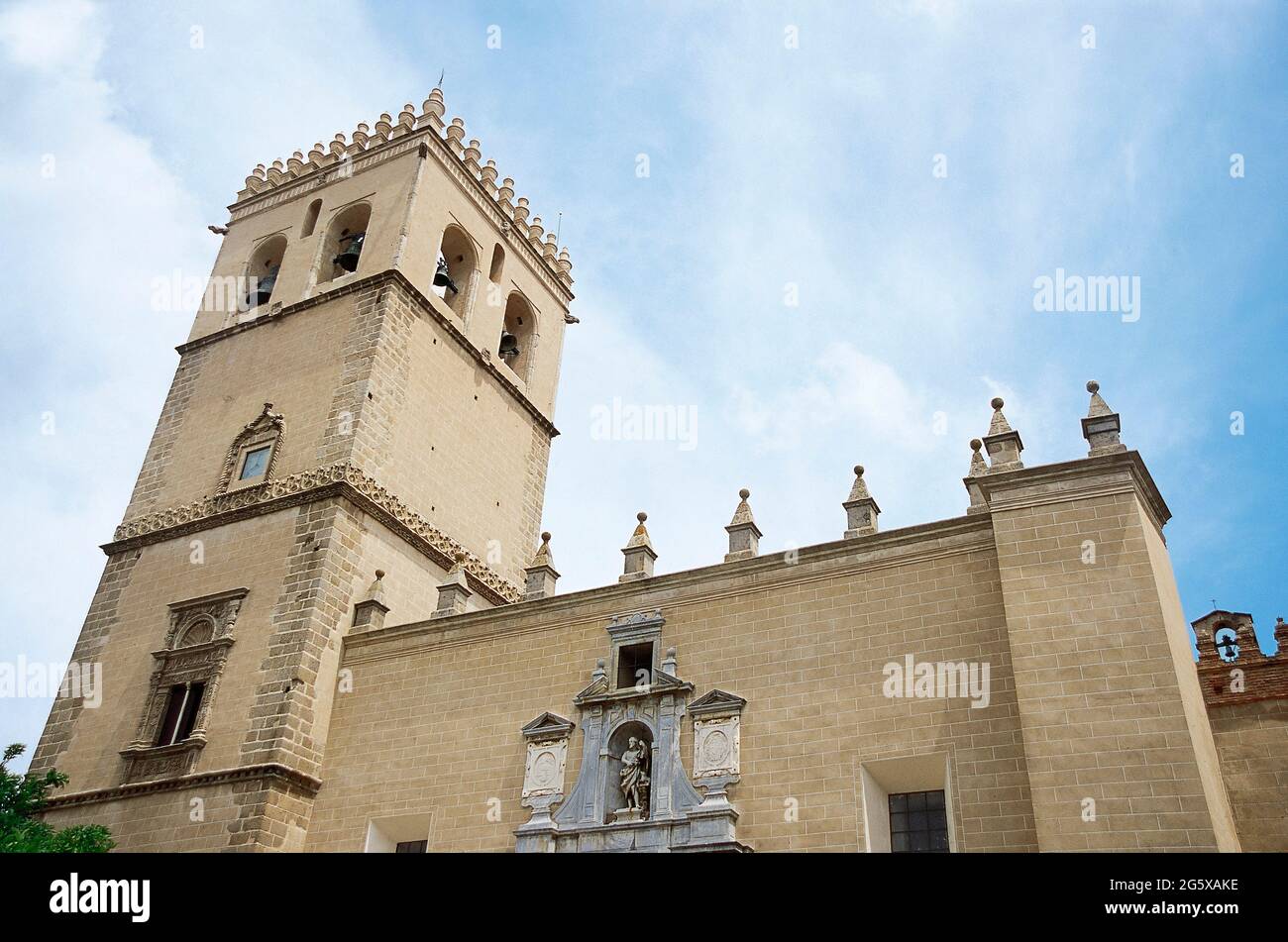 Spagna, Estremadura, Badajoz. Vista parziale della Cattedrale di San Juan Bautista (Cattedrale di San Giovanni Battista). La sua costruzione iniziò per ordine del vescovo Pedro Pérez nel 1230. Nel 1276 il tempio fu consacrato sotto l'invocazione di San Giovanni Battista, anche se i lavori di costruzione erano ancora in corso. I lavori continuarono fino al XV secolo, e durante i secoli XVI e XVII furono intrapresi lavori di ristrutturazione e variazioni che gli hanno dato l'aspetto attuale. Foto Stock