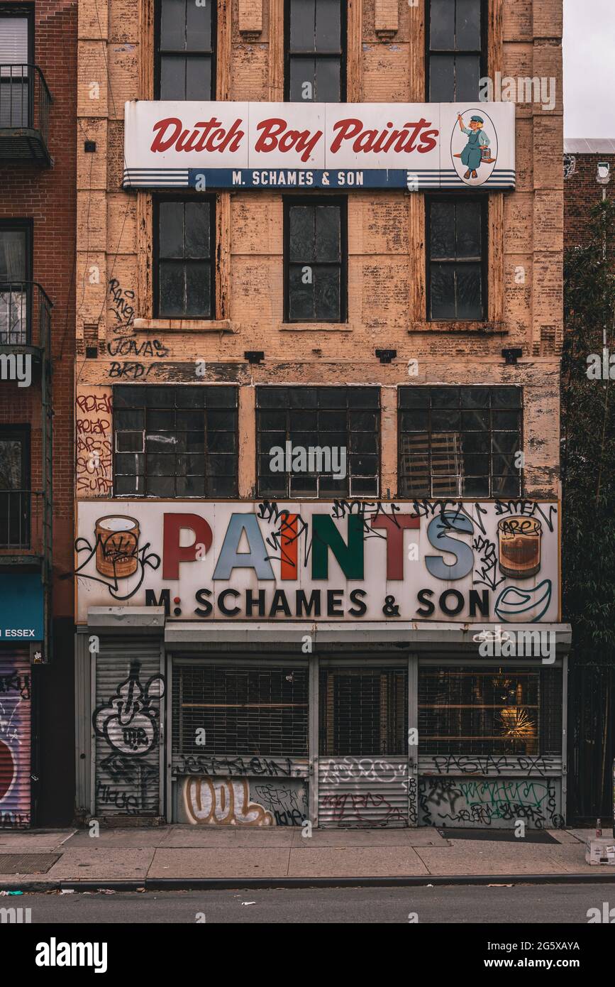 Un negozio di vernici con graffiti su di esso, Lower East Side, Manhattan, New York Foto Stock