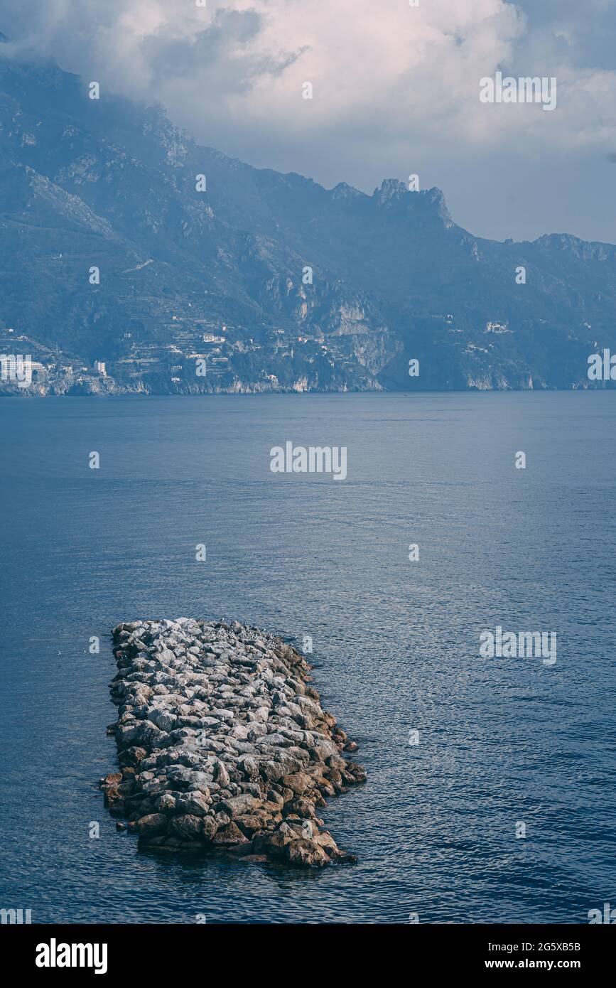 Un'isola rocciosa in acqua, Costiera Amalfitana, Campania, Italia Foto Stock