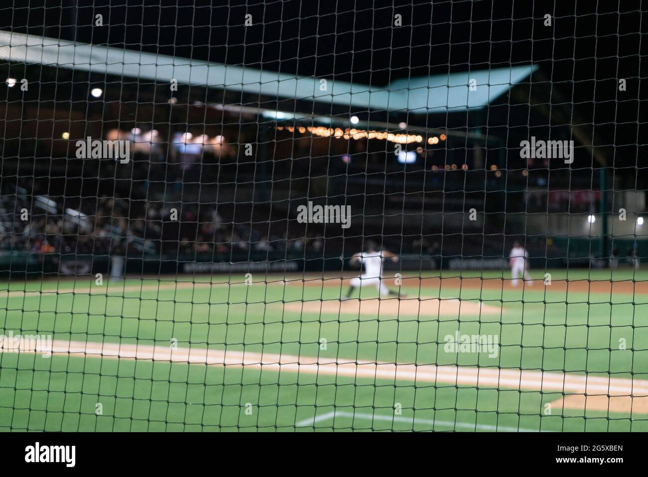 Fuoco selettivo sulla rete di sicurezza della sfera di foul del baseball. Foto Stock