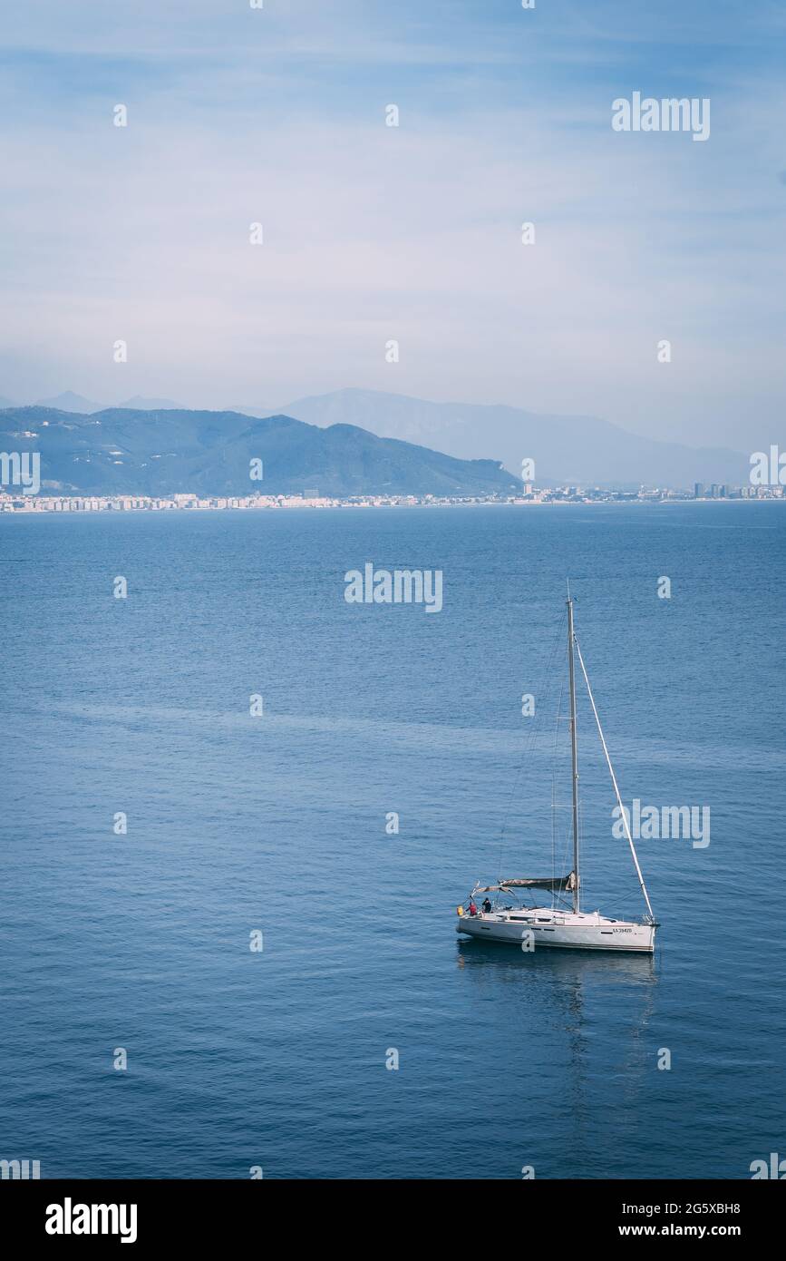 Una barca a vela sull'acqua, Costiera Amalfitana, Campania, Italia Foto Stock