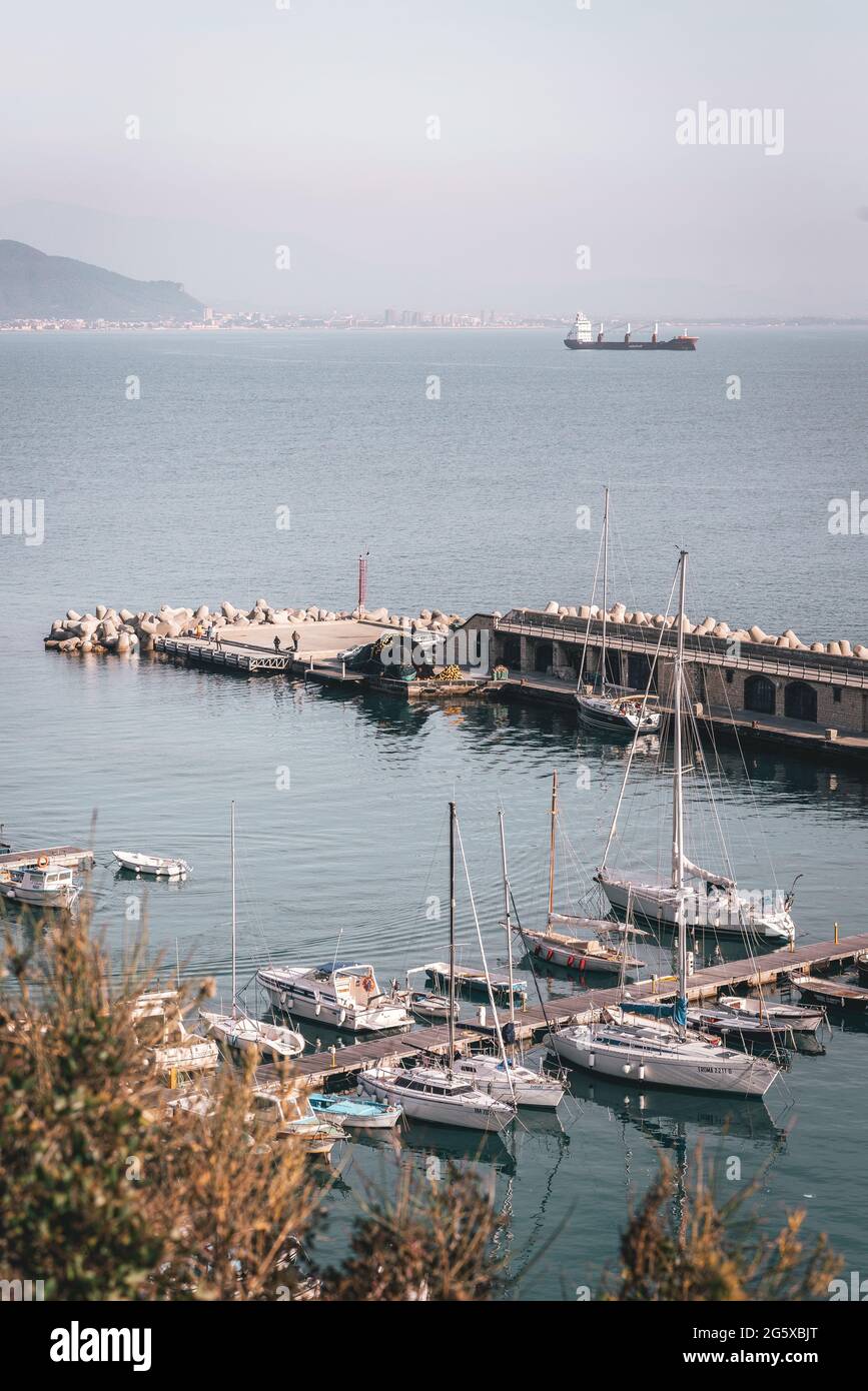Un gruppo di barche in un porto, Costiera Amalfitana, Campania, Italia Foto Stock