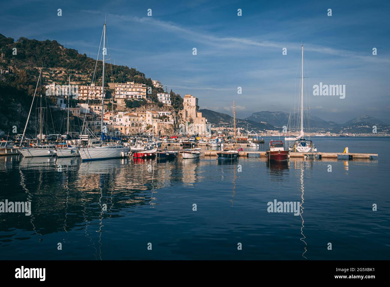 Un gruppo di barche si trova in un porto, Costiera Amalfitana, Campania, Italia Foto Stock