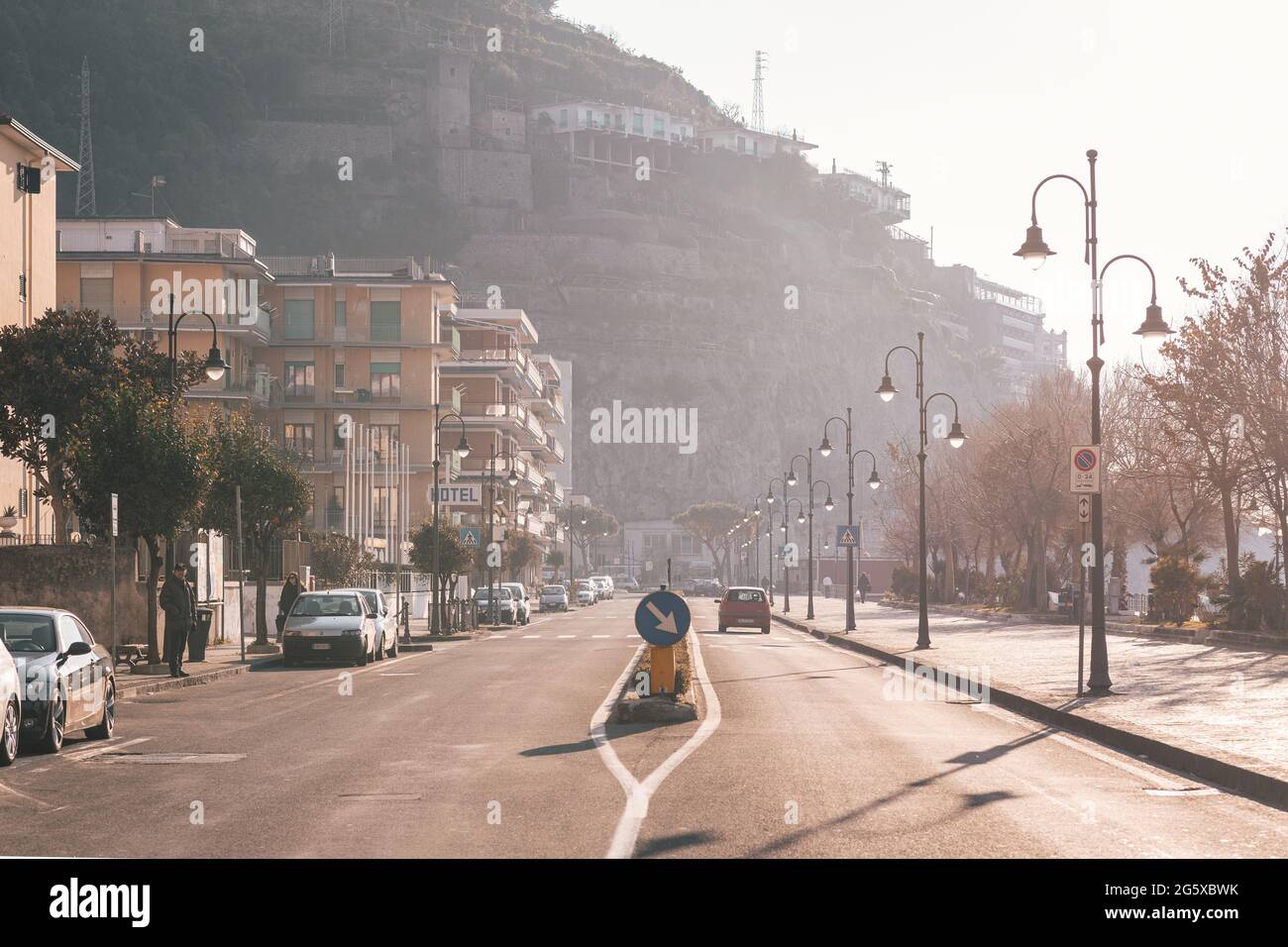 Una strada a Maiori, sulla Costiera Amalfitana in Campania, Italia Foto Stock