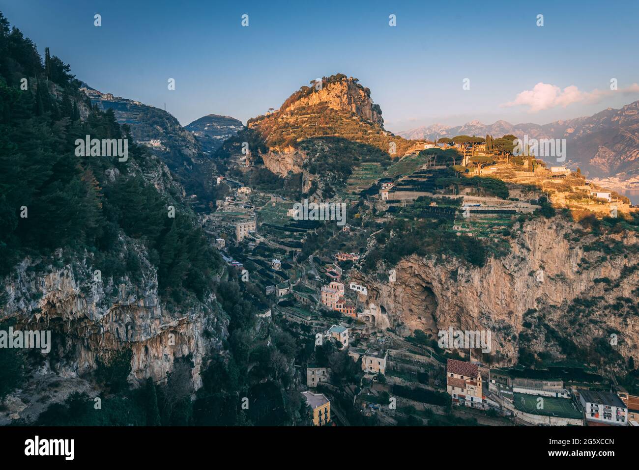 Vista sulle colline e sulle montagne della Costiera Amalfitana, Campania, Italia Foto Stock