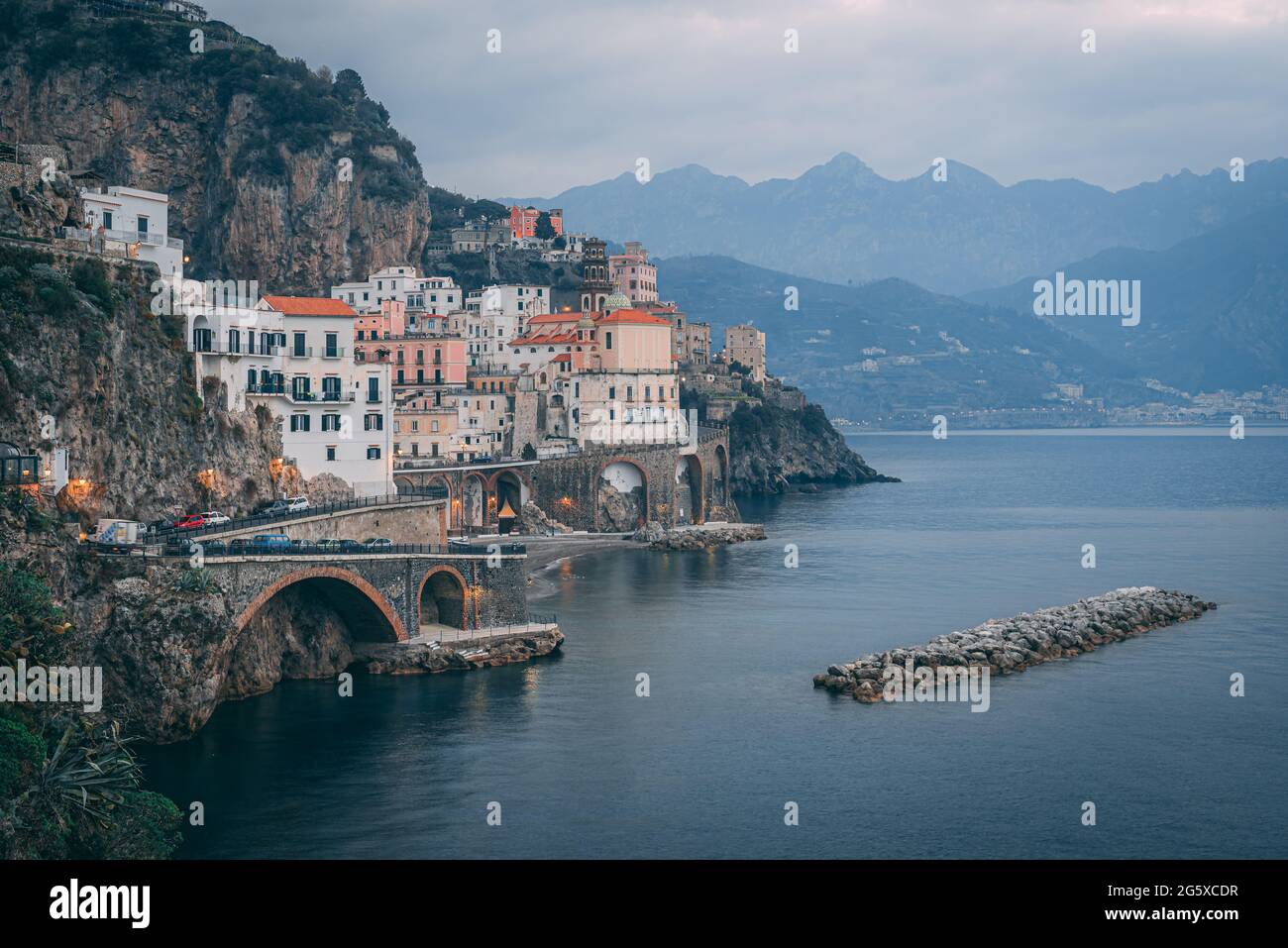 Veduta del paese di Atrani, sulla Costiera Amalfitana in Campania, Italia Foto Stock