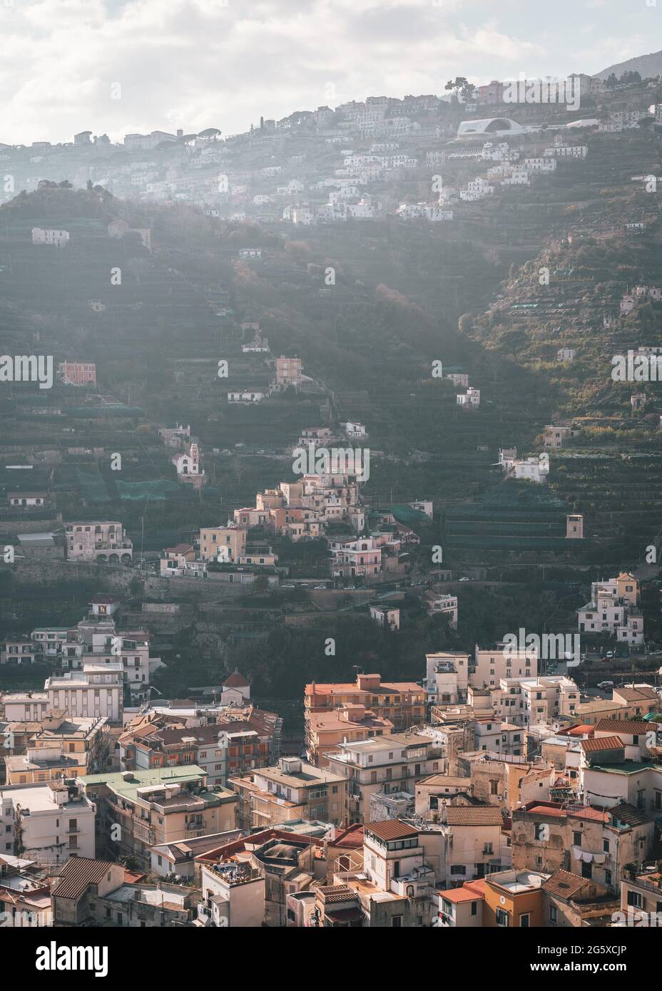 Vista sulle colline e sulle montagne della Costiera Amalfitana, Campania, Italia Foto Stock