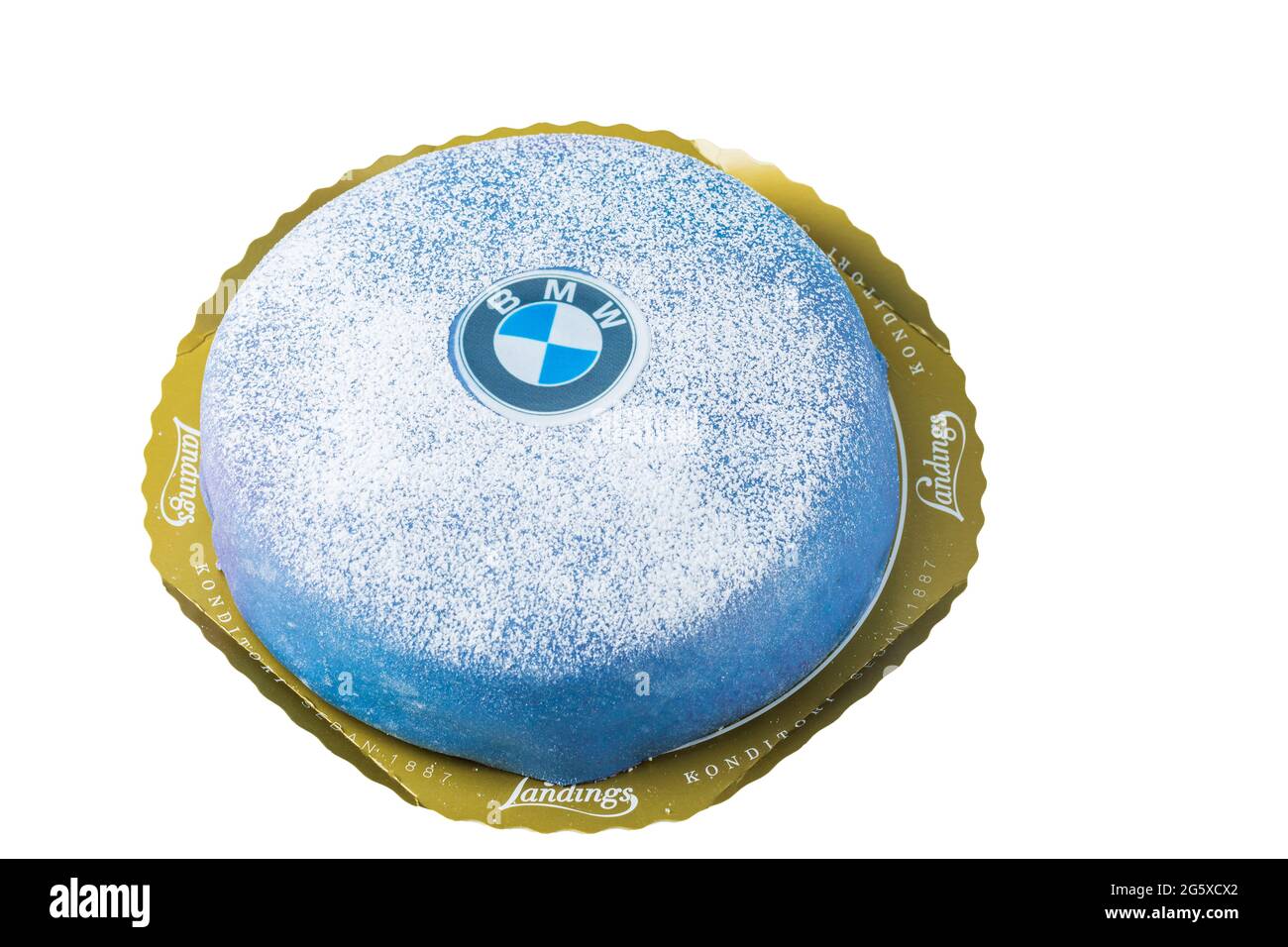 Primo piano vista della bella torta Bmw isolato su sfondo bianco. Foto Stock