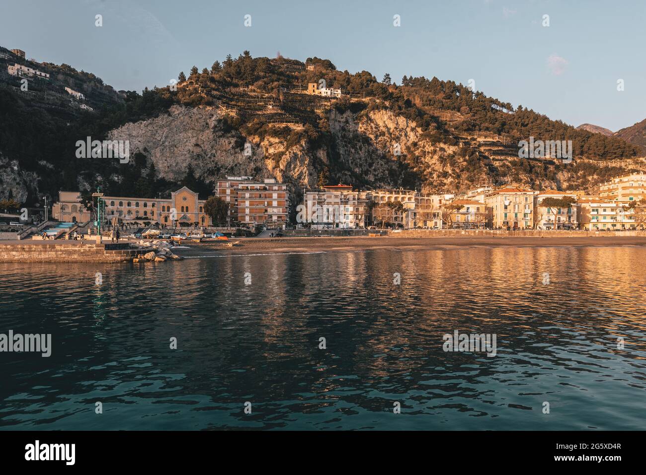 Vista sul paese di Maiori e le montagne, sulla Costiera Amalfitana in Campania Foto Stock