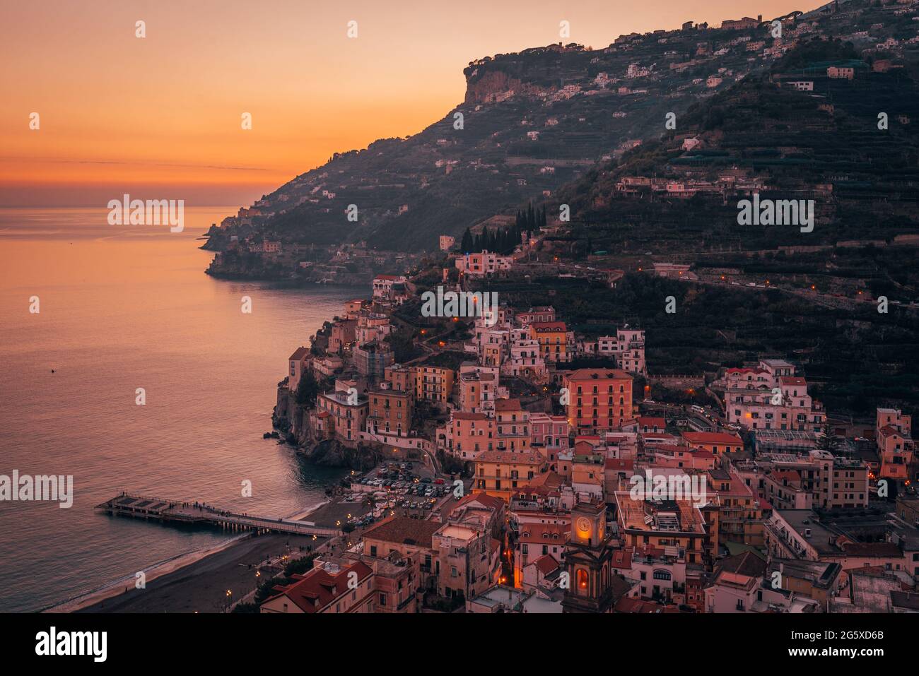 Tramonto sul borgo di minori, sulla Costiera Amalfitana in Campania Foto Stock