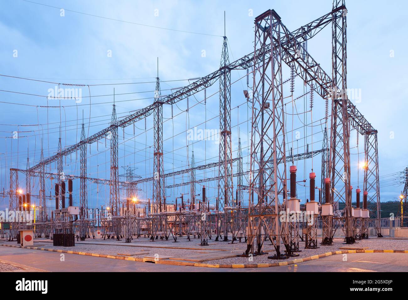 Sottostazione elettrica illuminata al tramonto. Foto Stock