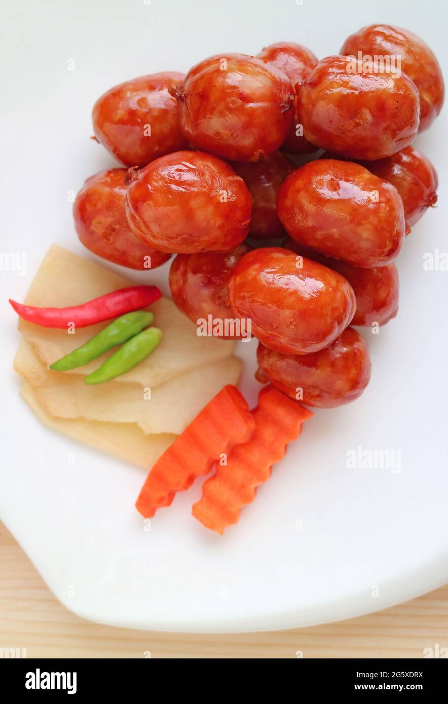 Piatto di salsicce tailandesi nordorientali chiamato Sai krok Isan, uno di un cibo di strada popolare in Thailandia Foto Stock