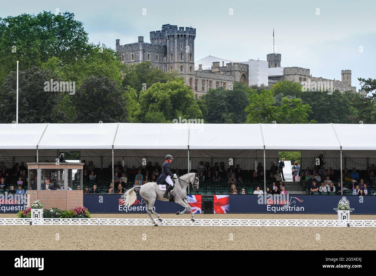 Castello di Windsor, Windsor, Berkshire. 30 giugno 2021. Oliver Townsend cavalcare Ballaghmor Class nella pratica olimpica di Eventing durante il Royal Windsor Horse Show, tenuto nei terreni del Castello di Windsor Credit: Peter Nixon/Alamy Live News Foto Stock