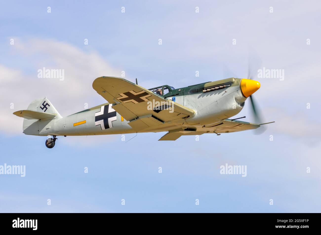 Hispano ha-1112 Bucon G-BWUE in Battaglia di Gran Bretagna film Messerschmitt Bf109 Me109 tedesco Luftwaffe aerei da combattimento colori. Arrampicata dopo il decollo Foto Stock