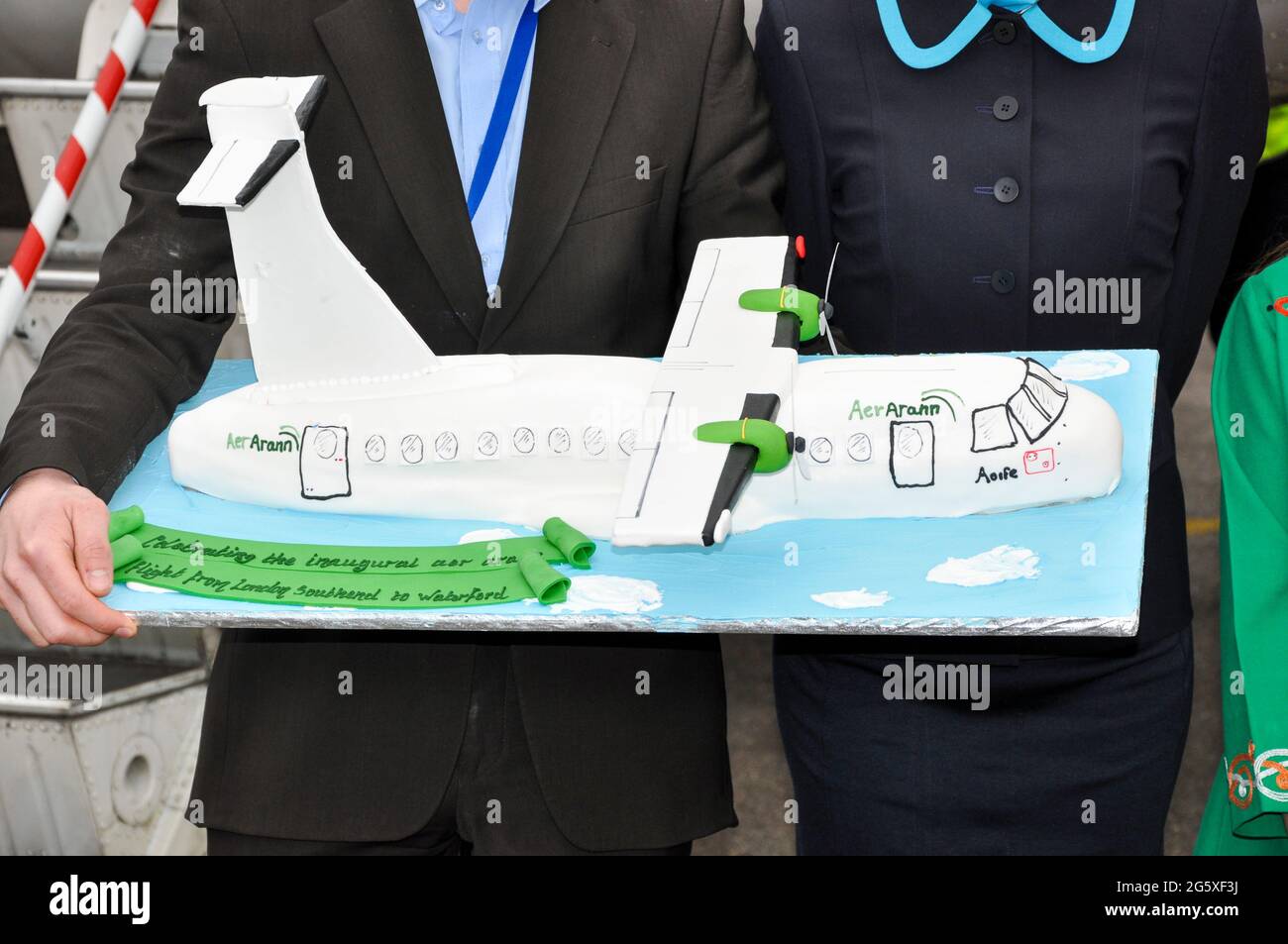 Servizio inaugurale della compagnia aerea Aer Arann da Waterford, Irlanda, all'aeroporto di Londra Southend. Gestito da Stobart Air per conto di Aer Lingus. Torta dell'aereo Foto Stock