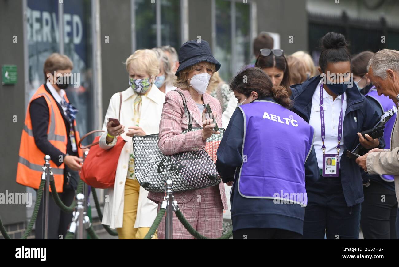 Foto da accreditare ©Alpha Press 079965 30/06/2021 atmosfera al Wimbledon Tennis Championships 2021 Day Three presso l'All England Lawn Tennis Club di Wimbledon, Londra Foto Stock