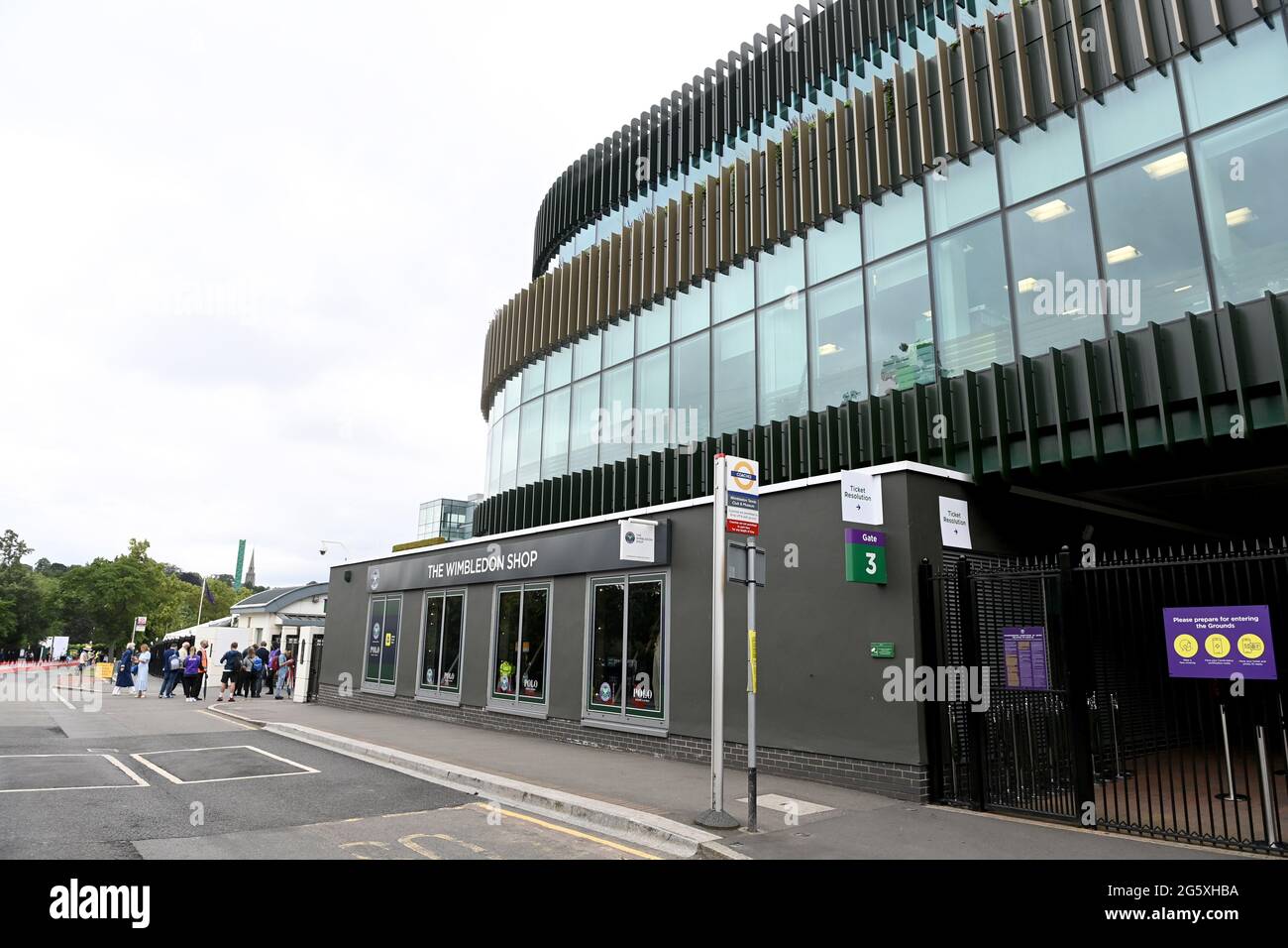 Foto da accreditare ©Alpha Press 079965 30/06/2021 The Wimbledon Shop at the Wimbledon Tennis Championships 2021 Day Three at the All England Lawn Tennis Club in Wimbledon, Londra Foto Stock