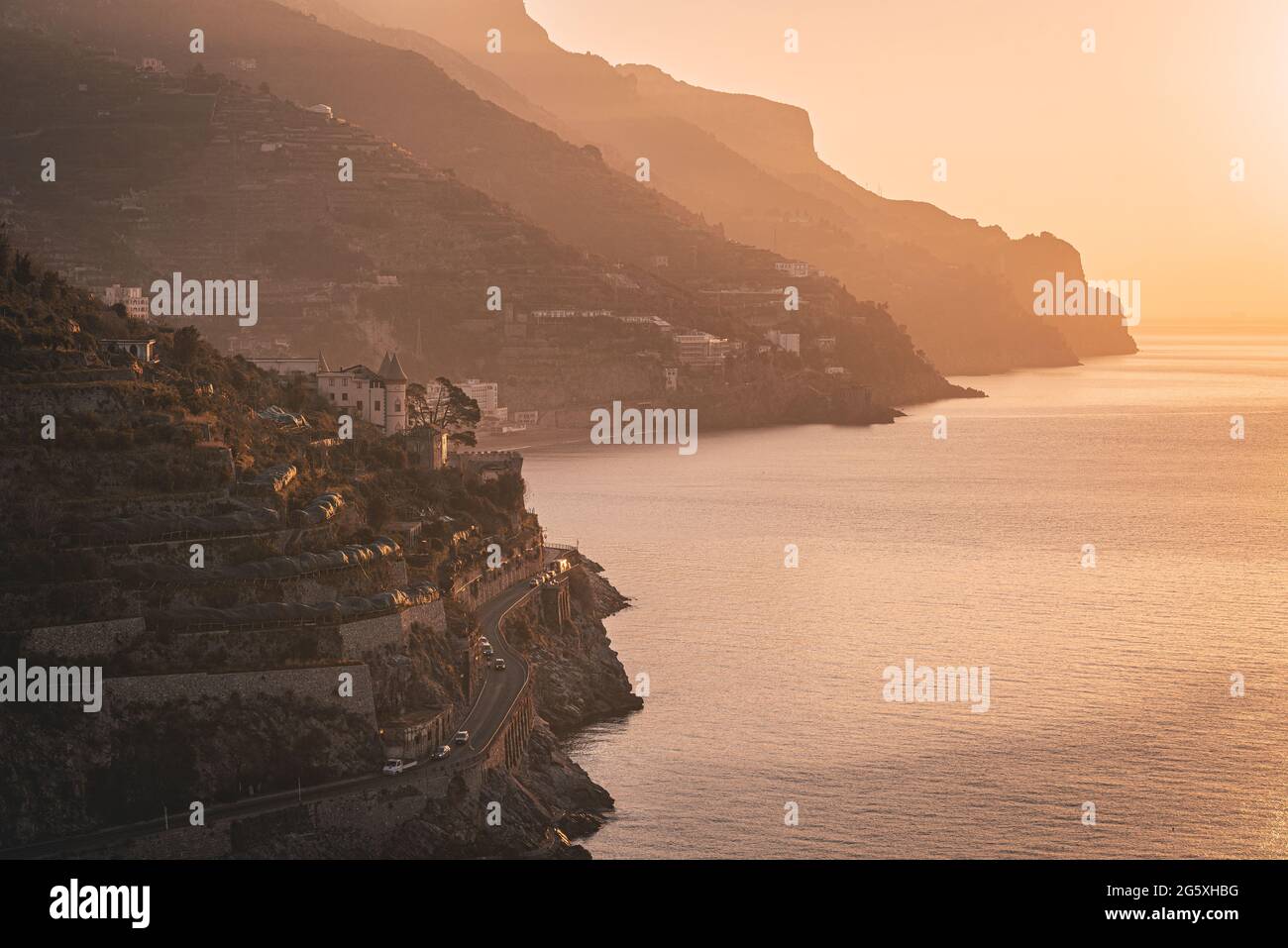 Vista sulle montagne che incontrano il mare sulla Costiera Amalfitana, Campania, Italia Foto Stock