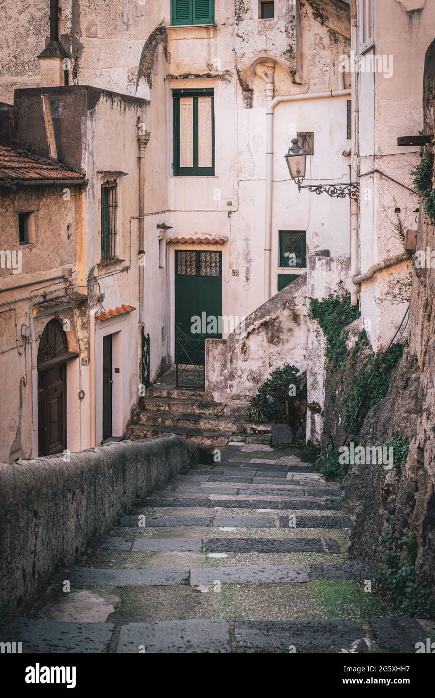 Una scalinata in pietra e palazzi antichi, Costiera Amalfitana, Campania, Italia Foto Stock
