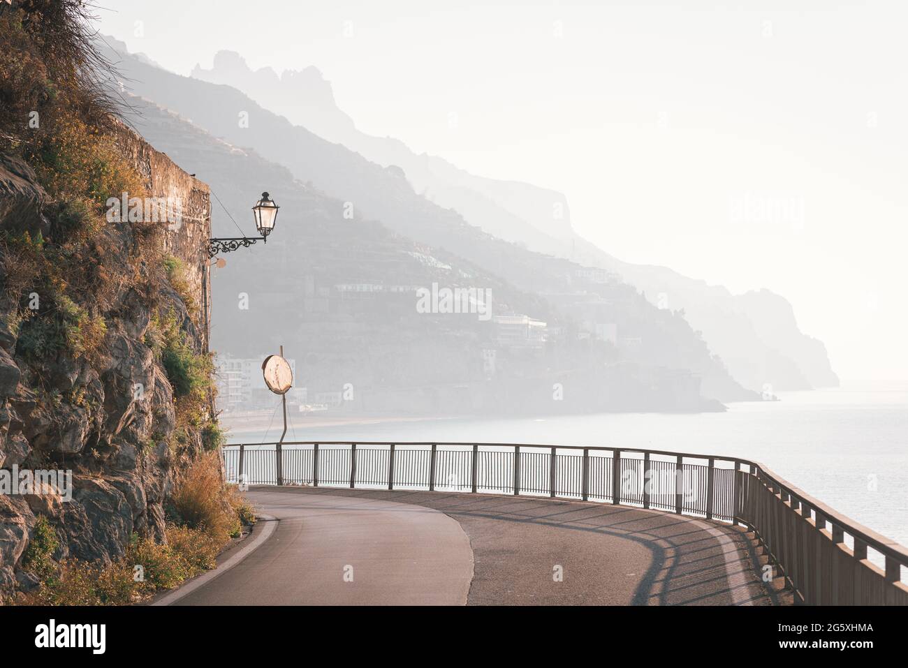 Amalfi Drive con vista sulle montagne e sul mare, Costiera Amalfitana, Campania, Italia Foto Stock