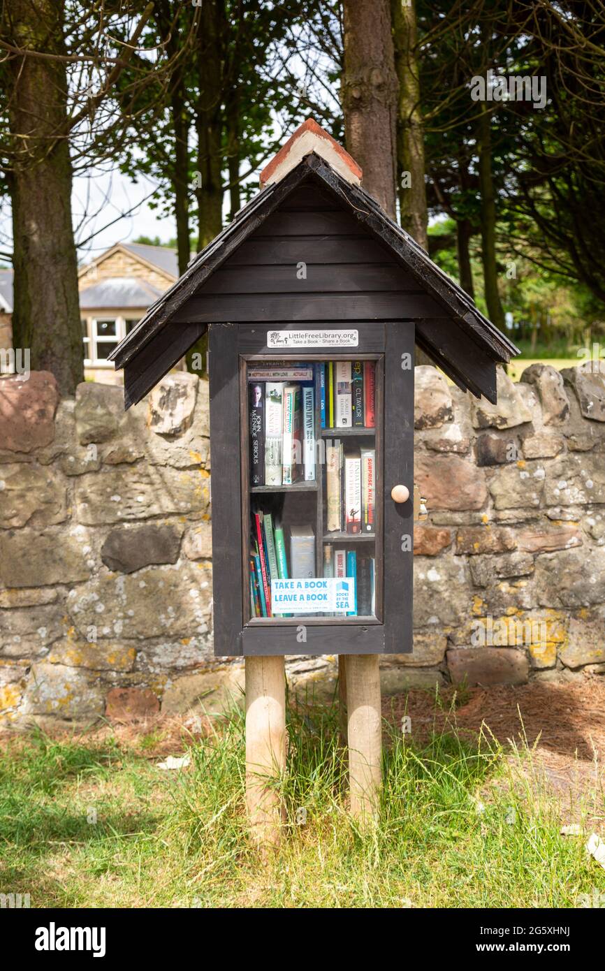 Mini biblioteca di villaggio a Beadnell, Northumberland, Regno Unito 2021 Foto Stock