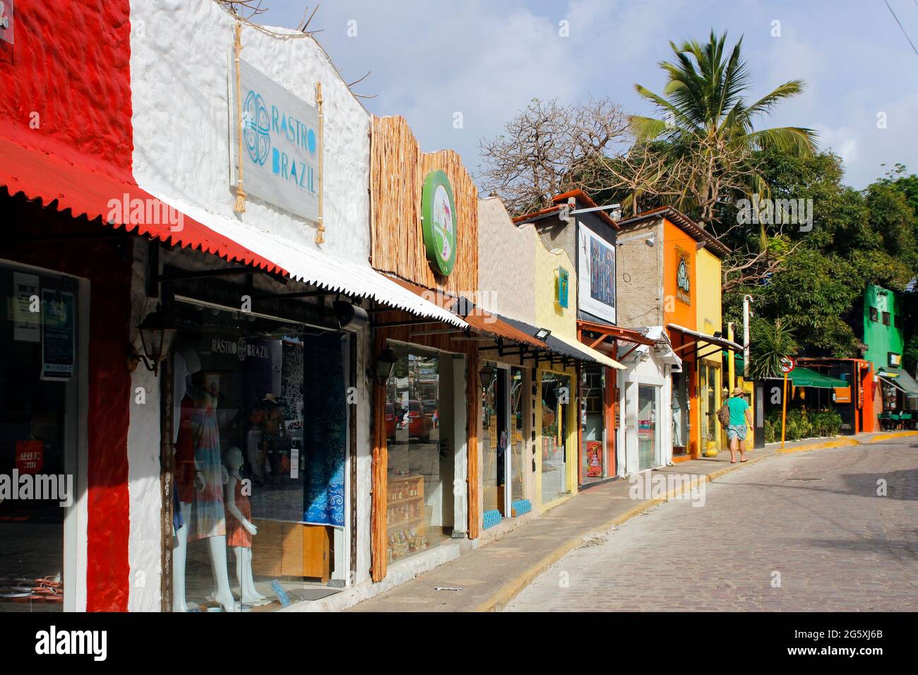 Tibau do sul, Rio Grande do Norte / Brasile - 19 gennaio 2021: Insieme di negozi commerciali nel villaggio di Pipa, a Natal, Rio Grande do Norte. Foto Stock