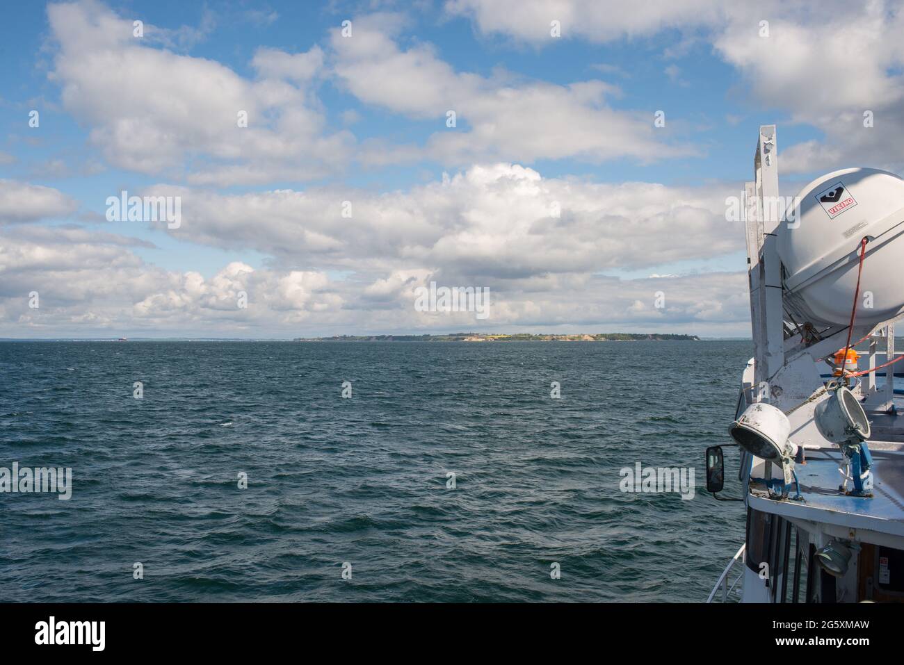L'isola di Ven nel Øresund tra la Danimarca e la Svezia visto da una nave Foto Stock
