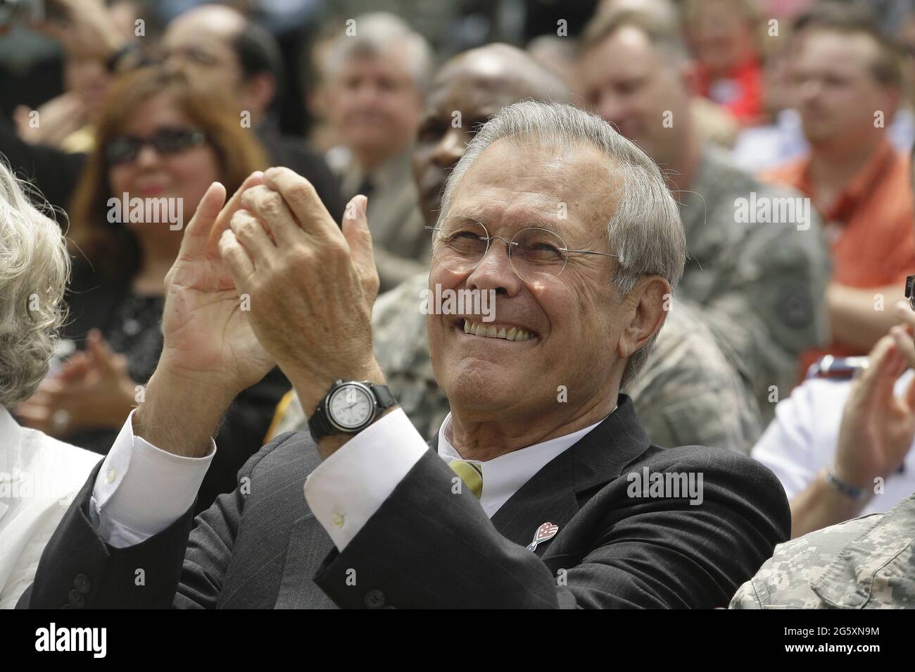 5 maggio 2006 - Washington, DC - il Segretario della Difesa Donald Rumsfeld inizia il mese dell'apprezzamento militare con un'esecuzione dell'attore Gary Sinise e della sua Lt.Dan Band. Il sig. Rumsfeld ha introdotto la band prima che suonassero sui terreni del Pentagono. Il sig. rumsfeld sedette accanto alla moglie Joyce e ai soldati che hanno perso una gamba e indossavano una gamba protesica. Photo Credit: G. Fabiano/Sipa USA/0605052319 Foto Stock