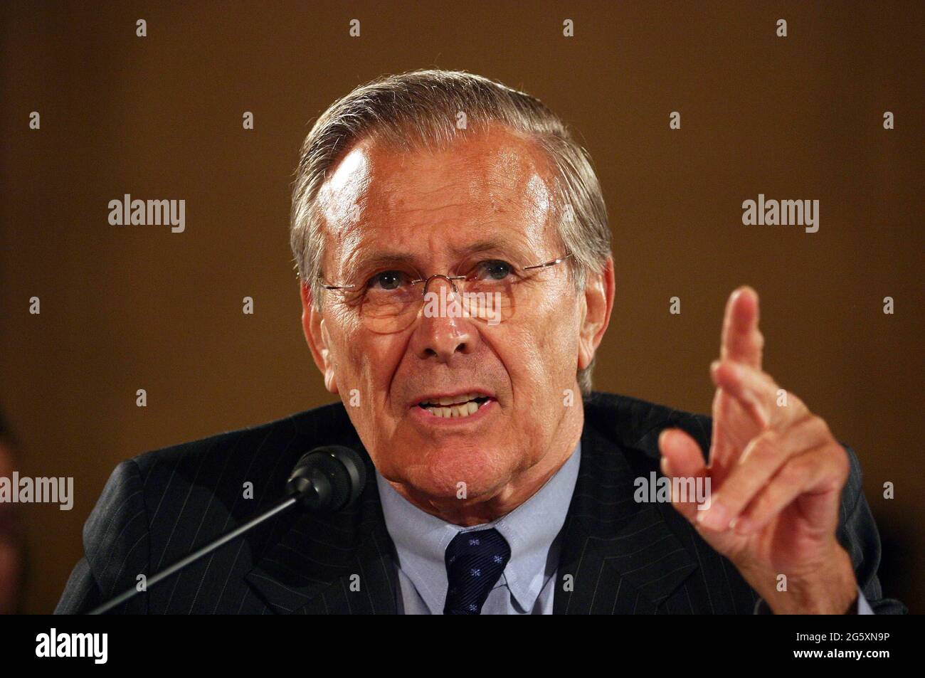 23 giugno 2005 - Washington, DC - i senatori si sono riuniti a Capitol Hill per chiedere al comandante del comando centrale degli Stati Uniti Gen. John Abizaid, Segretario della Difesa Donald Rumsfeld (nella foto), Il presidente dei capi congiunti del personale Gen. Richard Myers e il comandante generale della forza multi-nazionale-Iraq Gen. George Casey a testimoniare durante un'audizione davanti al Comitato dei servizi armati del Senato. Photo Credit: G. Fabiano/Sipa USA/0506241850 Foto Stock