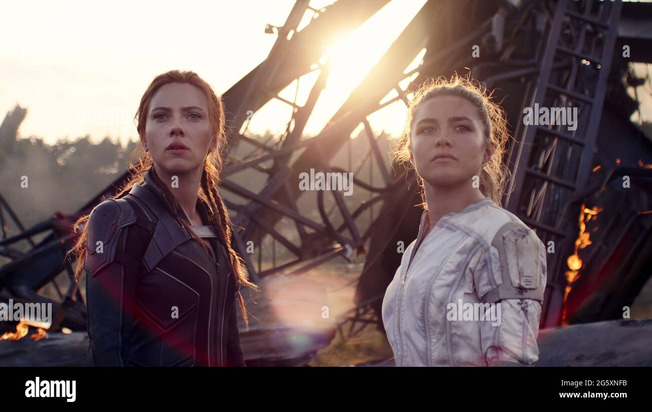 Black Widow (2020) diretto da Cate Shortland e interpretato da Scarlett Johansson come Natasha Romanoff (alias Black Widow) e Florence Pugh come Yelena Belova. Foto Stock