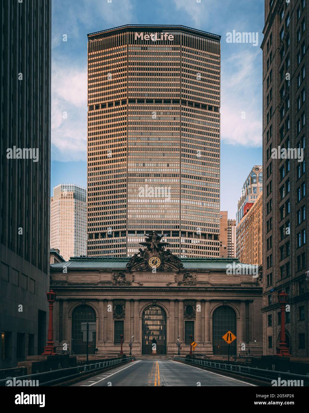 Strada per il Grand Central Terminal e il MetLife Building sullo sfondo, Manhattan, New York Foto Stock