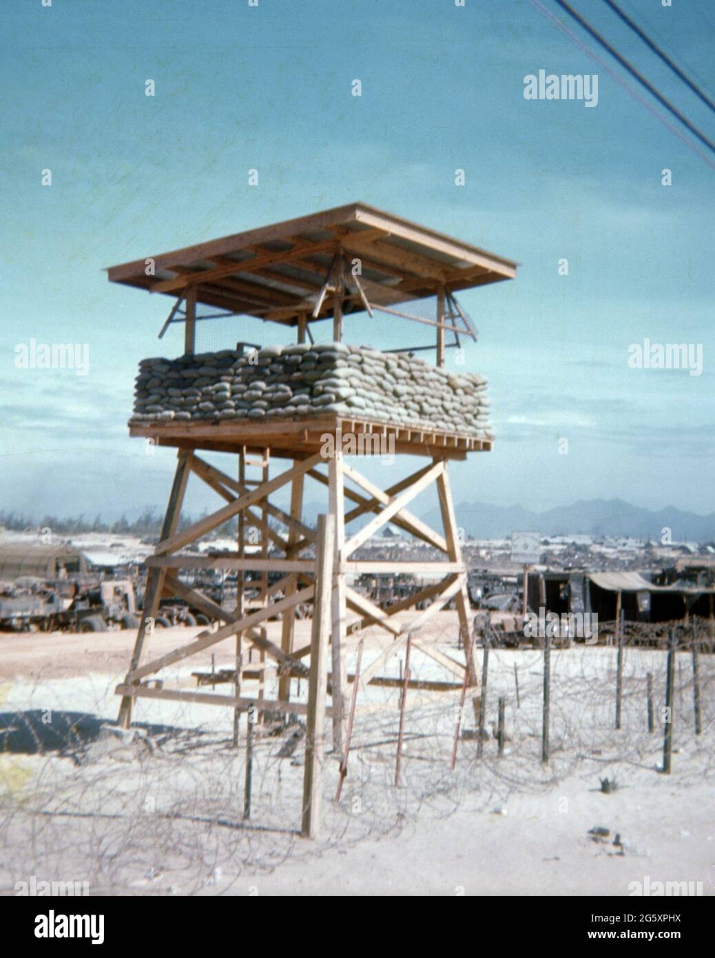 Alto 1960 originale, punto di osservazione in legno in Vietnam durante la guerra. Foto Stock