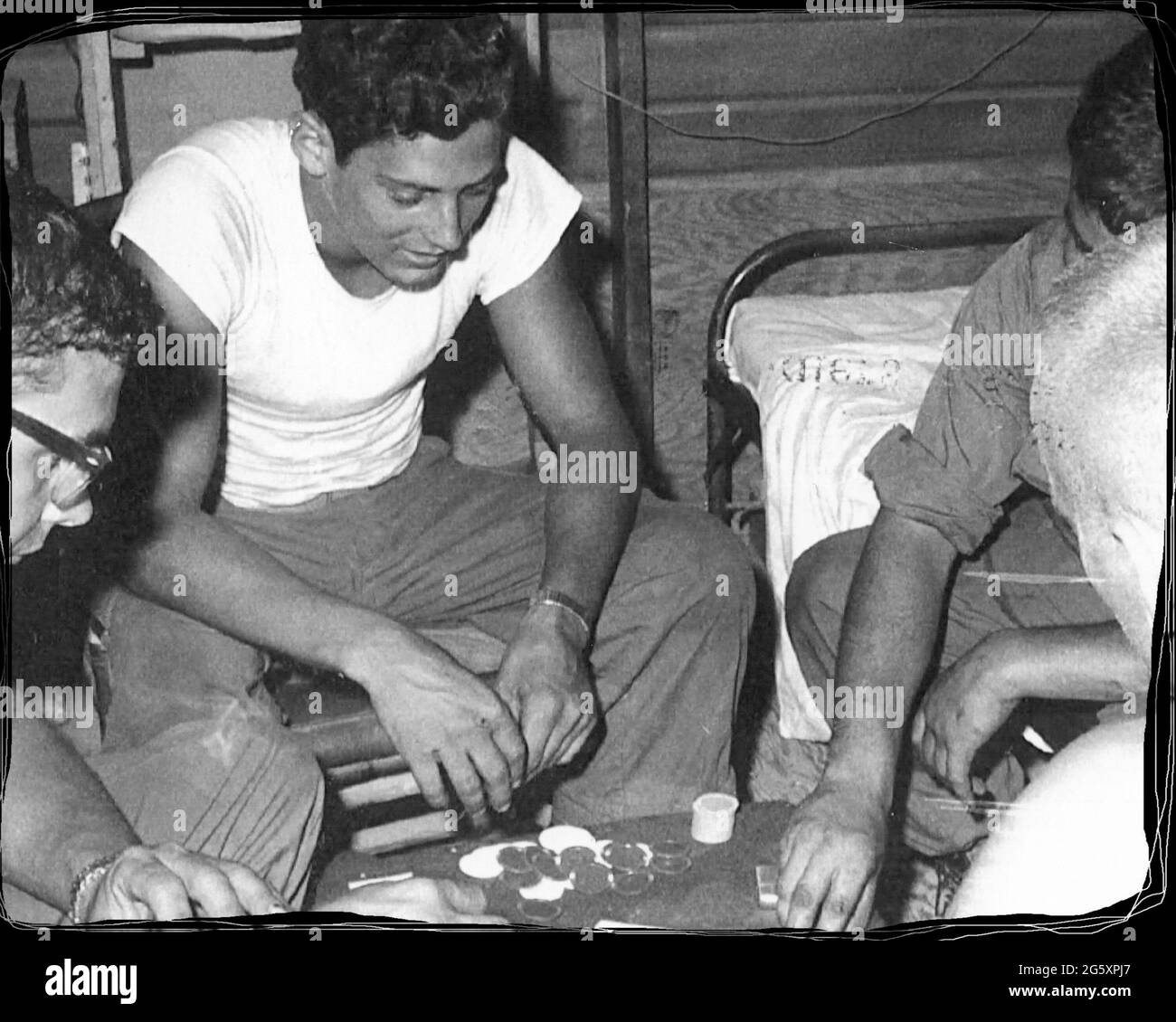 Foto originale di marines in un gioco di poker hooch durante la guerra del Vietnam, nell'aeroporto di Danang. Foto Stock