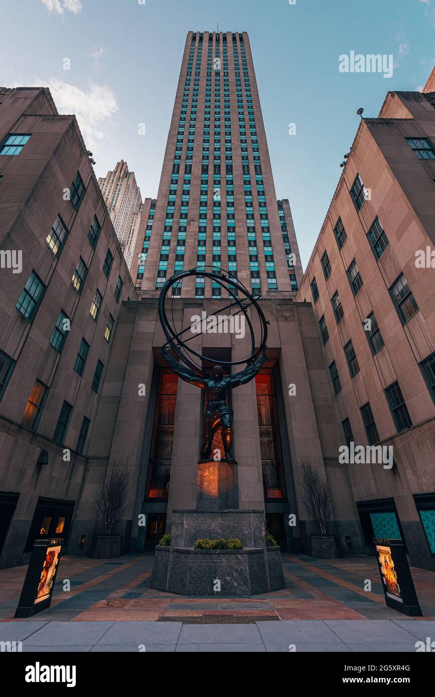 Statua dell'Atlante, al Rockefeller Center nel centro di Manhattan, New York Foto Stock