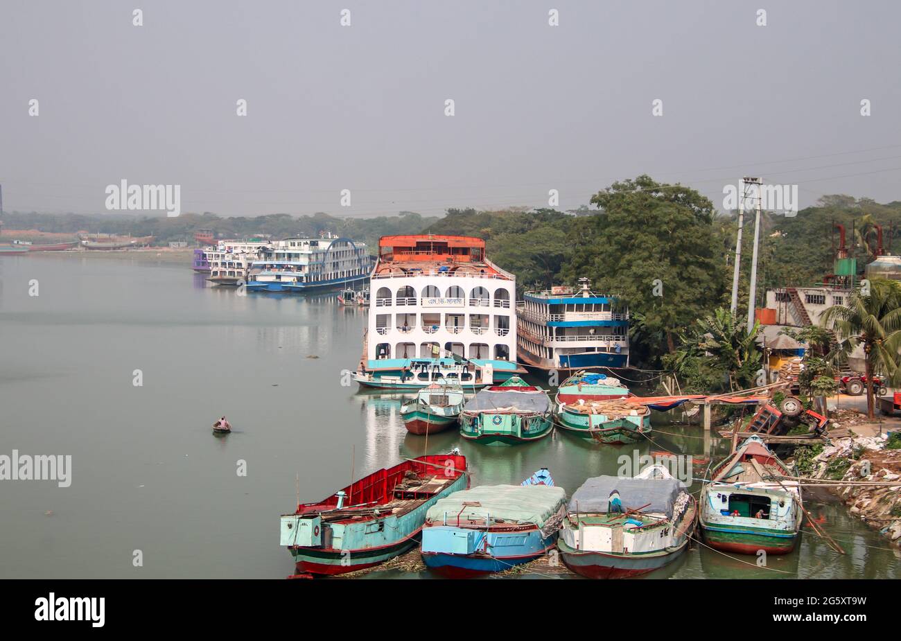 Bhola, Bangladesh : il canale di Bhola si trova vicino alla città di Bhola. Il canale è molto importante per la comunicazione navale e il trasporto Foto Stock