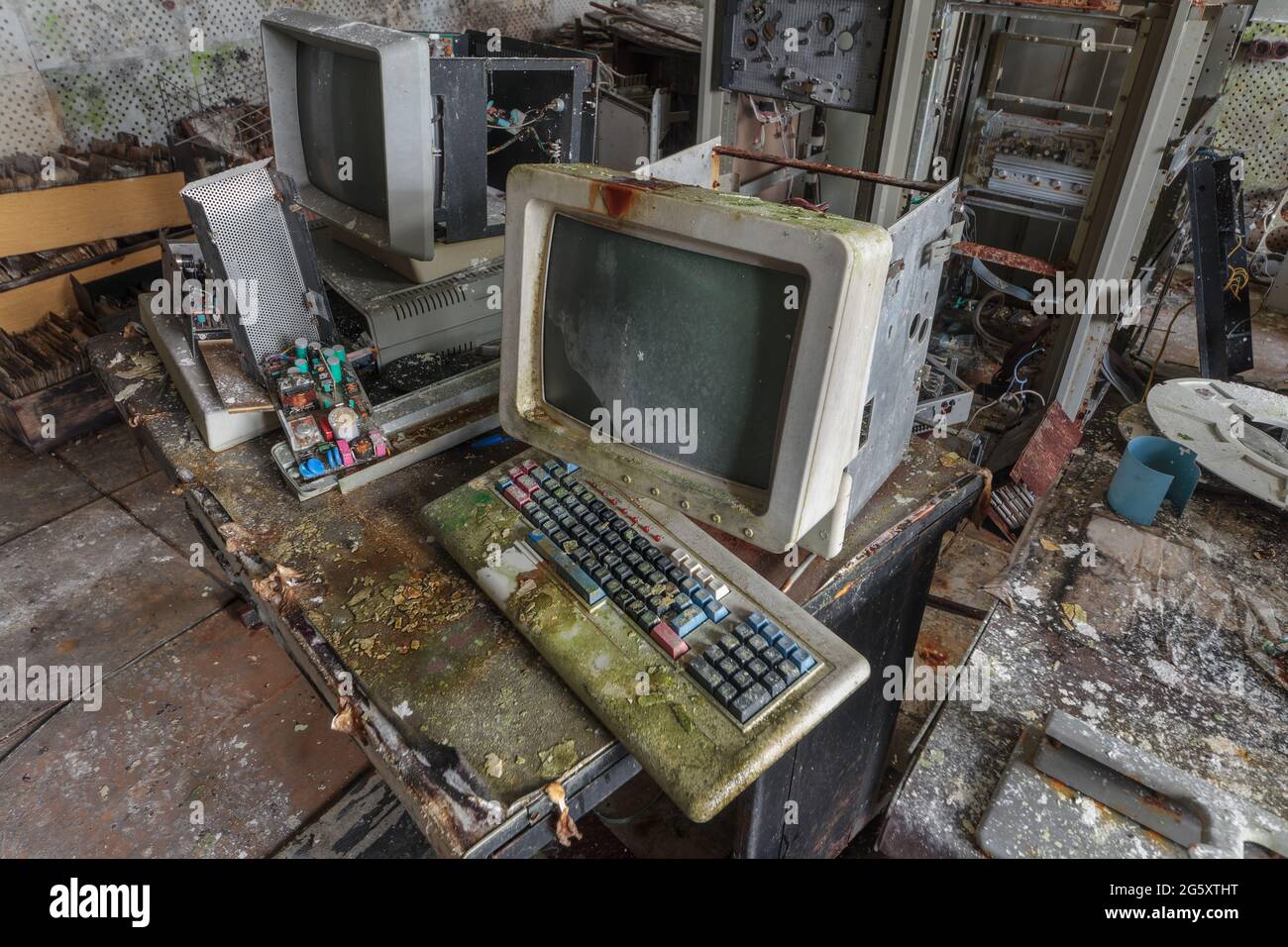 Vecchi computer degli anni '80 in un centro informatico abbandonato Foto Stock