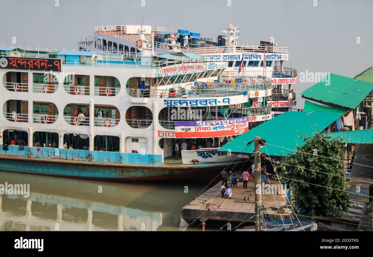 Patuakhali, Bangladesh : al porto del fiume Patuakhali vi aspettano traghetti per Dhaka, la capitale del Bangladesh Foto Stock