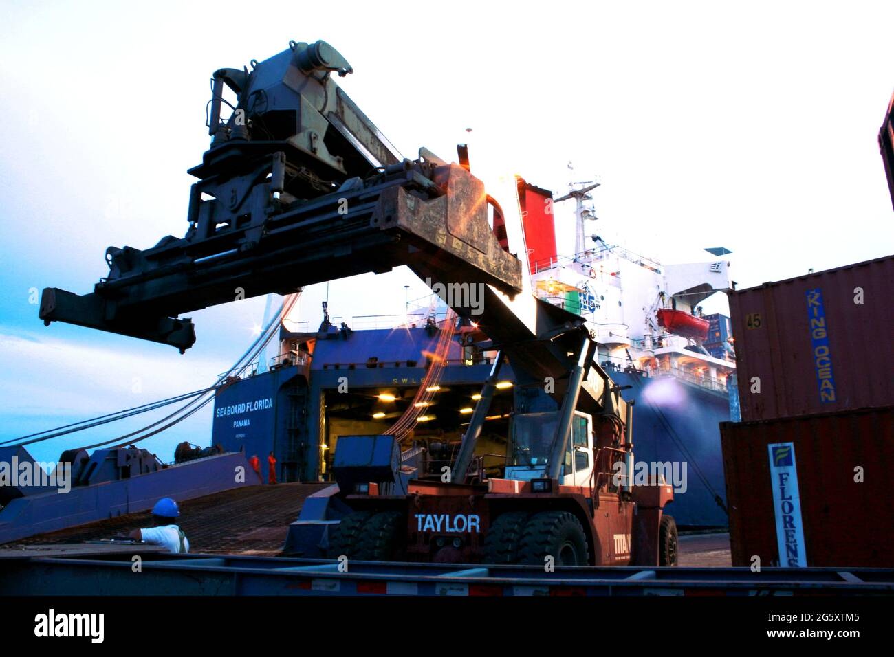 Maracaibo-Venezuela-15-04-2008- Crane scarica un container nel porto di Maracaibo. © josé Isaac Boca Urrutia. Foto Stock