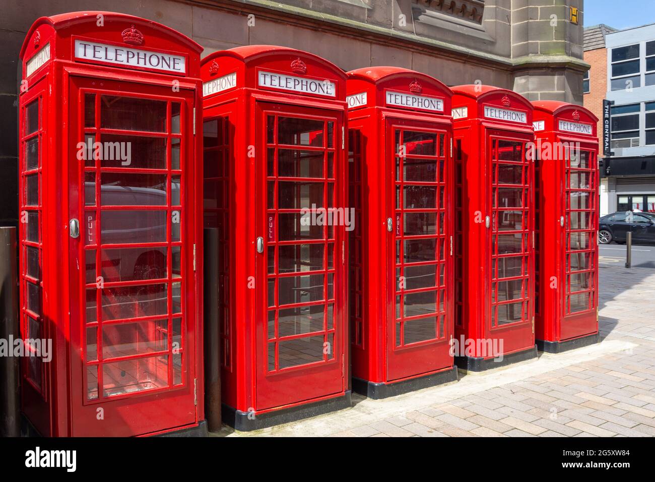 Fila di caselle telefoniche rosse, Dunning Street, Middlesbrough, North Yorkshire, Inghilterra, Regno Unito Foto Stock